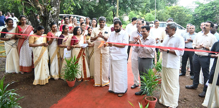 Rubber Board Chairman inaugurates DUS centre